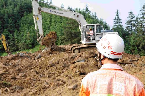5月9日,挖掘機在清理廣西全州山體滑坡事故現(xiàn)場。新華社發(fā)(劉杰 攝)