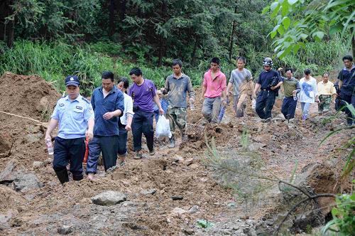 5月9日,救援人員將廣西全州山體滑坡事故幸存者轉移出來。新華社發(fā)(劉杰 攝)