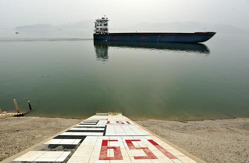 5月9日,一艘貨輪從三峽水庫上游太平溪水文標識前駛過。當日18時,三峽水庫水位已降至154.77米。從7日開始,按長江防總要求,三峽水庫緊急啟動了抗旱應急調(diào)度,水庫每秒的下泄流量一直維持在7000立方米左右,比長江上游來水要高出1500立方米。據(jù)了解,這是三峽水庫成庫以來第二次啟動緊急調(diào)度。目前,三峽大壩所在的湖北省正遭遇50年罕見冬春連旱。新華社發(fā)(鄭家裕 攝)