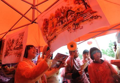 5月10日,幾名大學生在河南農(nóng)大參觀大學生成功創(chuàng)業(yè)展覽。新華社記者趙鵬攝