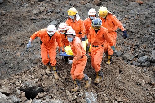 5月10日,廣西全州縣咸水鄉(xiāng)洛江村廣坑槽屯,搜救人員將最新找到的一名遇難者遺體抬出。新華社記者 周華 攝