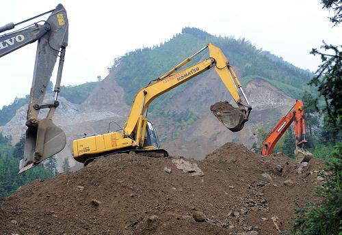 5月10日,廣西全州縣咸水鄉(xiāng)洛江村廣坑槽屯,挖掘機(jī)全力搜尋失蹤者。新華社記者 周華 攝