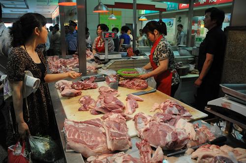5月10日,南京市民在進(jìn)香河集貿(mào)市場(chǎng)購買經(jīng)過瘦肉精檢測(cè)的肉制品。新華社發(fā)(沈鵬攝)