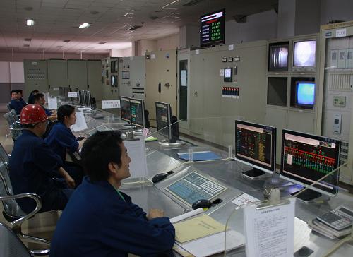 工人在湖南華菱湘潭鋼鐵有限公司發(fā)電機(jī)組監(jiān)控室實(shí)施監(jiān)控(5月9日攝)。受電煤短缺和較低水位等因素的影響,湖南省從3月中旬開始,進(jìn)入了發(fā)電能力不足的階段。目前,隨著氣溫升高,用電需求攀升,電力供應(yīng)吃緊的現(xiàn)狀加劇。據(jù)國家電網(wǎng)湖南省電力公司介紹,目前湖南省用電需求維持在1400萬千瓦左右,而統(tǒng)調(diào)可供負(fù)荷只有1000萬千瓦,電力缺口400萬千瓦。為確??捎玫碾娏ψ畲笙薅葍?yōu)先保障居民生活用電,湖南省工業(yè)重鎮(zhèn)湘潭市從4日起開始對(duì)大型電耗企業(yè)采取限電措施,在該市標(biāo)志性企業(yè)湖南華菱湘潭鋼鐵有限公司,外購電比例大幅下降,不少廠房已經(jīng)停止作業(yè)。為保障核心工序運(yùn)作正常,湘鋼公司已開啟2臺(tái)機(jī)組加強(qiáng)自發(fā)電的供應(yīng)。 新華社記者 韓曦樂 攝