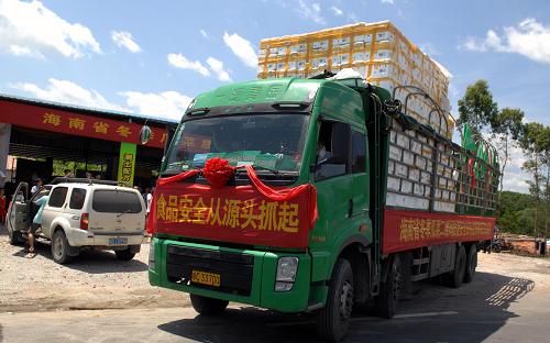 5月10日,首批有二維碼標識的可溯源瓜菜從海南省屯昌縣楓木鎮(zhèn)楓綠果蔬產(chǎn)銷專業(yè)合作社運往市場。新華社記者 侯建森 攝