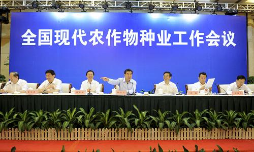 5月9日,國務(wù)院在湖南省長沙市召開全國現(xiàn)代農(nóng)作物種業(yè)工作會議,全面部署加快推進現(xiàn)代農(nóng)作物種業(yè)發(fā)展各項工作。中共中央政治局委員、國務(wù)院副總理回良玉出席會議并講話。新華社記者謝環(huán)馳攝