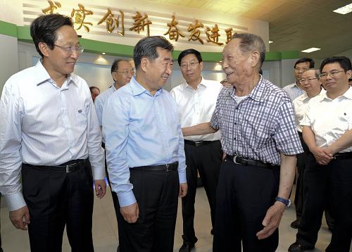 這是會議召開前,回良玉在國家雜交水稻工程技術(shù)研究中心的雜交水稻展覽館與袁隆平親切交談。新華社記者謝環(huán)馳攝