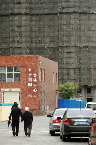 市民從寧夏銀川一處保障性住房小區(qū)旁走過(guò)(5月9日攝)。新華社記者彭昭之?dāng)z