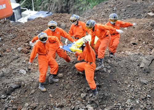 5月10日,廣西全州縣咸水鄉(xiāng)洛江村廣坑槽屯,搜救人員將一名遇難者遺體抬出現(xiàn)場(chǎng)。 截至5月10日16時(shí)30分,廣西全州咸水鄉(xiāng)泥石流現(xiàn)場(chǎng)已確認(rèn)12人死亡,10人失蹤,1人獲救。同時(shí),消防人員利用生命探測(cè)儀多次探測(cè),發(fā)現(xiàn)泥石流下已確認(rèn)無(wú)生命跡象。當(dāng)?shù)卣硎?,將不惜一切代價(jià)將所有人找到。 新華社記者 周華 攝