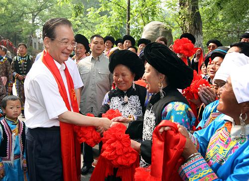 在汶川特大地震三周年和災(zāi)后恢復(fù)重建取得決定性勝利之際,5月7日至9日,中共中央政治局常委、國務(wù)院總理溫家寶第十次來到四川災(zāi)區(qū),親切看望慰問各族干部群眾,實(shí)地察看災(zāi)后恢復(fù)重建情況。這是5月9日,溫家寶在茂縣南新鎮(zhèn)牟托村看望村民。 新華社記者姚大偉攝