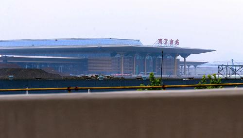 這是施工中的京滬高鐵南京南站(5月11日攝)。 經(jīng)過(guò)建設(shè)者兩年多的奮戰(zhàn),京滬高鐵南京南站工程最近進(jìn)入收尾階段,其主體結(jié)構(gòu)已通過(guò)驗(yàn)收,各種設(shè)備正在進(jìn)行安裝后的調(diào)試。南京南站是京滬高鐵五大樞紐站之一,總建筑面積達(dá)45.8萬(wàn)平方米,有滬漢蓉、京滬、寧杭、寧安、寧啟、寧合6條高等級(jí)鐵路在此交匯,站房分為高架、站臺(tái)、地面、地下空間、地鐵5個(gè)層次。 新華社記者 孫參 攝