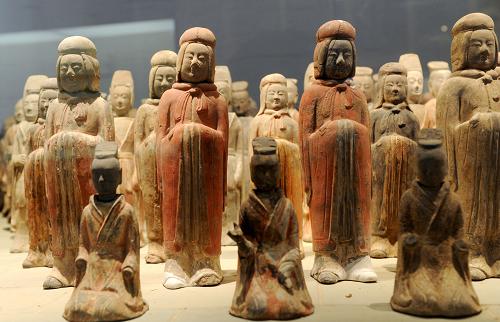 在河北省博物館“南水北調(diào)文物保護(hù)成果展”上展出的磁縣北朝墓群出土的陶俑(5月12日攝)。南水北調(diào)中線河北段考古工作從2005年8月開始,在歷時(shí)5年多的時(shí)間里,完成了97處不可移動(dòng)文物遺存的考古發(fā)掘工作,發(fā)掘大中小型古墓葬2633座,出土文物20390多件(套)。新華社記者 鞏志宏 攝