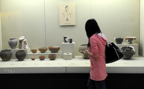 5月12日,參觀者在河北省博物館參觀“南水北調(diào)文物保護(hù)成果展”。新華社記者 鞏志宏 攝