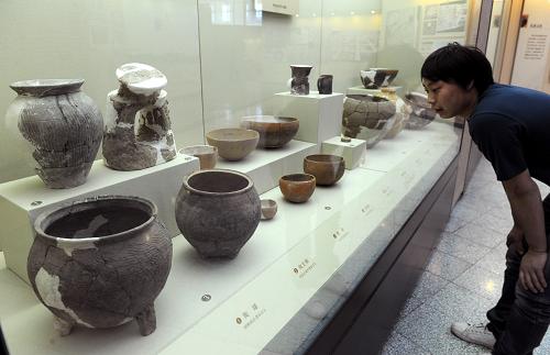 5月12日,一名游客在河北省博物館參觀“南水北調(diào)文物保護(hù)成果展”。新華社記者 鞏志宏 攝