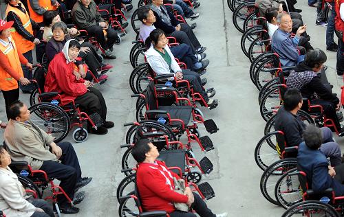 5月12日,一批殘疾人領(lǐng)到林州市慈善總會(huì)發(fā)放的輪椅車。當(dāng)日,河南省林州市慈善總會(huì)舉辦救助貧困殘疾人和輪椅助行活動(dòng),425輛輪椅車發(fā)放殘疾人,40多萬元捐助款分別發(fā)給急需救助的204名貧困殘疾人。新華社記者 趙鵬攝