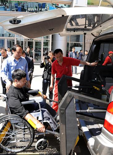 5月13日,殘疾人在體驗(yàn)輪椅服務(wù)車的使用。當(dāng)日,北京市東城區(qū)殘聯(lián)在北京街頭舉行以“改善殘疾人民生,保障殘疾人權(quán)益”為主題的“全國(guó)助殘日”宣傳活動(dòng),并啟動(dòng)“殘疾人康復(fù)服務(wù)和技能培訓(xùn)進(jìn)社區(qū)”活動(dòng)。在啟動(dòng)儀式上,東城區(qū)殘聯(lián)為貧困殘疾人代表發(fā)放了輪椅等輔助器具,并向群眾提供政策咨詢、義診、健康知識(shí)普及和法律知識(shí)等服務(wù)。新華社記者 唐召明 攝