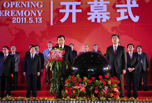 5月13日,中共中央政治局委員、中央書記處書記、中宣部部長劉云山(前左)宣布大會開幕。當日,為期4天的第七屆中國(深圳)國際文化產業(yè)博覽會在深圳隆重開幕。深圳文博會是目前我國唯一的國家級、國際性、綜合性文化產業(yè)博覽交易盛會。本屆文博會全面展現(xiàn)了我國“十一五”期間文化體制改革和文化產業(yè)發(fā)展的輝煌成果,全面展示“十二五”期間文化產業(yè)發(fā)展的思路和理念。本屆文博會盛況空前,全國共有1896個政府組團、企業(yè)和機構參展,比上一屆增加99個,31個省、自治區(qū)、直轄市及港澳臺地區(qū)參展更加踴躍,首次出現(xiàn)展位供不應求的現(xiàn)象。本屆文博會國際化程度明顯提高,來自全球89個國家和地區(qū)的近12000名海外采購商應邀到會,實現(xiàn)海外采購商萬人參展的目標。新華社記者 梁旭 攝