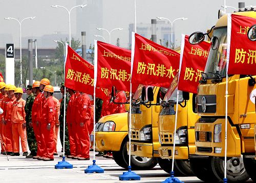 5月13日,參加防汛演習(xí)的搶險(xiǎn)應(yīng)急隊(duì)伍正在集結(jié)。當(dāng)日,上海舉行主題為“服務(wù)游泳世錦賽,保障城市水安全”的防汛排水專項(xiàng)演練,演練旨在應(yīng)對(duì)即將到來的汛期“臺(tái)風(fēng)、暴雨和潮水”等自然災(zāi)害影響,確保7月份在上海舉行的游泳世界錦標(biāo)賽順利進(jìn)行,保障城市水安全。新華社記者 陳飛攝