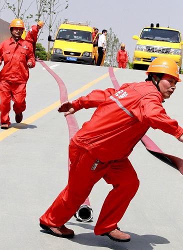 5月13日,參加防汛演習(xí)的搶險(xiǎn)應(yīng)急隊(duì)員在敷設(shè)排水管道。新華社記者 陳飛攝