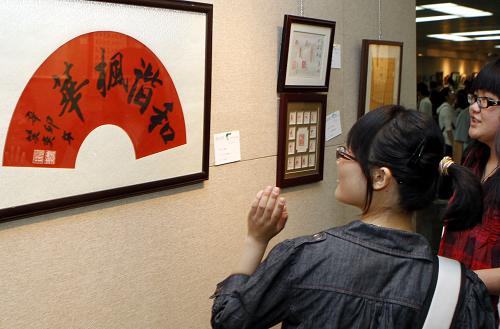 5月14日,一位中學(xué)生在欣賞書法作品。新華社記者 張明 攝
