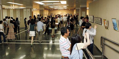 這是5月14日拍攝的中學(xué)生藝術(shù)展現(xiàn)場。新華社記者 張明 攝