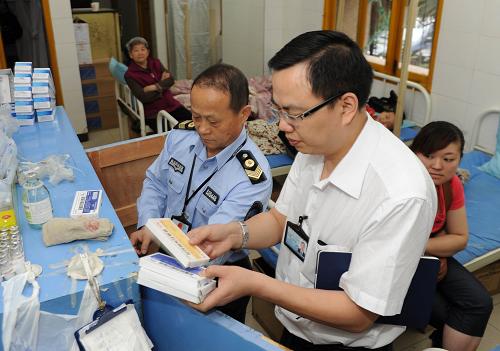 5月14日,執(zhí)法人員在南岸區(qū)李貴芳診所中查出了部分過期藥品。新華社記者 陳誠 攝
