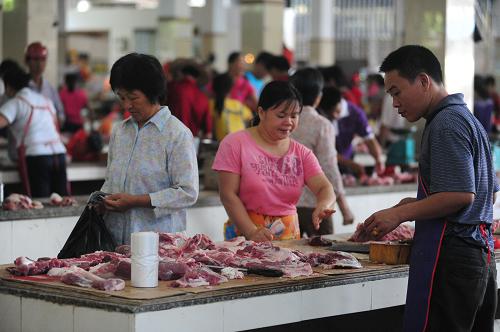5月17日,海南瓊海市民在農(nóng)貿(mào)市場購買豬肉。受生豬供應(yīng)偏緊影響,“五一”過后豬肉價格不但沒有回落,反而加速上漲,同比漲幅也隨之進一步擴大。新華社全國農(nóng)副產(chǎn)品和農(nóng)資價格行情系統(tǒng)監(jiān)測數(shù)據(jù)顯示,5月14日與5月1日相比,近半個月全國豬肉價格上漲1.2%,較4月下半月的漲幅增加0.9個百分點。目前全國豬肉價格同比上漲43.5%。新華社發(fā)(蒙鐘德 攝)