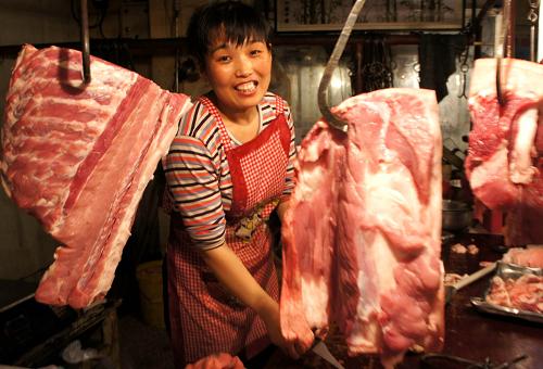 5月17日,商戶在山東聊城一農(nóng)貿(mào)市場賣豬肉。新華社發(fā)(張憲舉 攝)