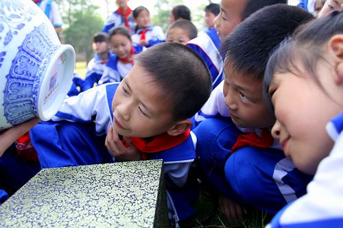 5月17日,江西省靖安縣水口中心小學的學生在靖安縣博物館學習鑒賞文物。當日,江西省靖安縣水口中心小學360多名師生來到靖安縣博物館,開展“感受歷史記憶,保護文化遺產(chǎn)”為主題的學校班會活動,迎接5月18日國際博物館日的到來。今年博物館日的主題是“博物館與記憶”。新華社發(fā)(徐仲庭 攝)