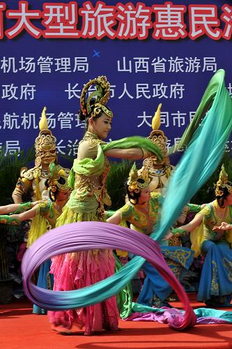 5月19日,演員們在太原旅游惠民活動現(xiàn)場表演舞蹈。當日,山西太原、長治、大同、運城四個通航城市共同啟動“5·19中國旅游日”暨“飛越三晉 暢游山西”-2011民航伴我游山西大型旅游惠民活動。據(jù)了解,此次旅游惠民活動將持續(xù)至今年12月31日,活動期間山西省民航機場管理局將從山西省內(nèi)現(xiàn)有四個機場的航班中拿出5萬個優(yōu)惠機位,通過旅行社組團的形式,讓游客以最優(yōu)價位參與其中。新華社記者 詹彥 攝