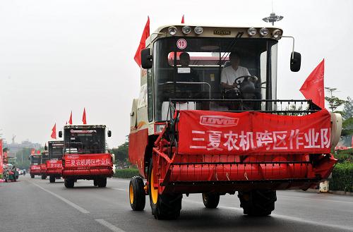 5月20日,跨區(qū)作業(yè)的農(nóng)機(jī)手奔赴小麥產(chǎn)區(qū)。當(dāng)日,近百臺小麥聯(lián)合收割機(jī)和跨區(qū)作業(yè)服務(wù)車從山東濰坊出發(fā),奔赴河南、安徽、湖北等地開展小麥機(jī)收跨區(qū)作業(yè),拉開了2011年山東省小麥機(jī)收跨區(qū)作業(yè)的序幕。今年三夏期間,山東省計劃上陣各類農(nóng)業(yè)機(jī)械230多萬臺,計劃小麥機(jī)收率保持在97%以上,玉米機(jī)播面積3900萬畝以上。新華社記者 朱崢 攝