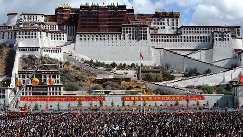 5月23日,拉薩各族各界5000人聚集在布達拉宮廣場,舉行升國旗唱國歌、為“西藏和平解放紀(jì)念碑”敬獻花籃儀式,慶祝西藏和平解放60周年。新華社記者 覺果 攝