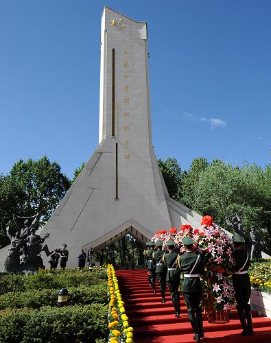 5月23日,武警戰(zhàn)士為“西藏和平解放紀(jì)念碑”敬獻花籃。當(dāng)日,拉薩各族各界5000人聚集在布達拉宮廣場,舉行升國旗唱國歌、為“西藏和平解放紀(jì)念碑”敬獻花籃儀式,慶祝西藏和平解放60周年。新華社記者 覺果 攝