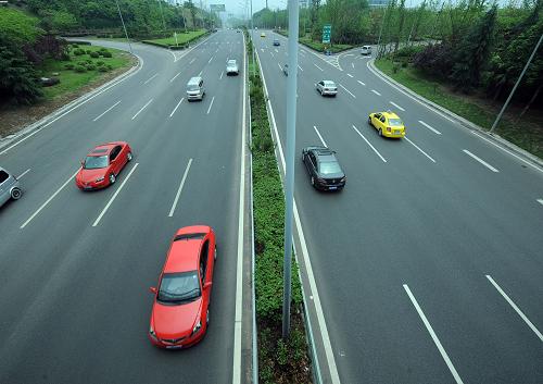 恢復(fù)雙向通車后的重慶機(jī)場(chǎng)高速公路(5月24日攝)。5月24日,隨著重慶機(jī)場(chǎng)高速路機(jī)場(chǎng)轉(zhuǎn)盤至回興立交段恢復(fù)通車,預(yù)計(jì)需要14個(gè)月才能完工的機(jī)場(chǎng)高速擴(kuò)建工程提前竣工,除機(jī)場(chǎng)轉(zhuǎn)盤至回興立交段還需占用一個(gè)車道進(jìn)行邊坡美化外,其余路段全部實(shí)行雙向8車道通行。擴(kuò)建工程竣工后,每小時(shí)可增加近千車通行率。新華社記者 周衡義 攝