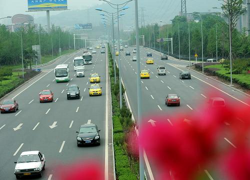 恢復(fù)雙向通車后的重慶機(jī)場(chǎng)高速公路(5月24日攝)。新華社記者 周衡義 攝