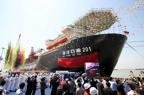 5月24日,同時(shí)具備3000米級(jí)深水鋪管能力和4000噸級(jí)起重能力的“海洋石油201”深水鋪管起重船在江蘇如皋正式命名。據(jù)悉,由熔盛重工為中國海洋石油總公司建造的“海洋石油201”船總長204.65米、型寬39.2米、型深14米,是國內(nèi)自主設(shè)計(jì)建造的第一艘具有自航能力的深水鋪管起重船,能在除北極外的全球無限航區(qū)作業(yè)。新華社發(fā)(丁曉春 攝)