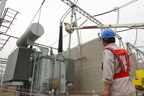 5月26日,技術(shù)人員在變電站內(nèi)巡視。新華社發(fā)(陶洋 攝)