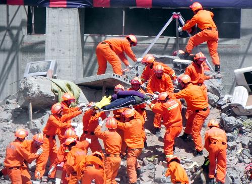 5月26日,消防官兵模擬救出一位“地震”中“被埋壓的人員”。 新華社記者 林超 攝