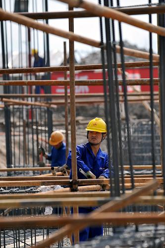 5月26日,工人在太原商務區(qū)220千伏輸變電工程建設工地上加固腳手架。新華社記者 詹彥 攝