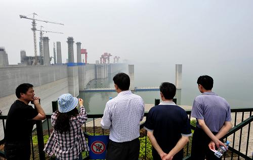 5月27日,游客在三峽大壩景區(qū)觀看水位下降后的三峽大壩。 面對(duì)長(zhǎng)江中下游大旱,三峽水庫(kù)5月7日啟動(dòng)了今年首次緊急抗旱調(diào)度,之后連續(xù)多次提高日均下泄流量,從7日的約7000立方米每秒逐步提高到了26日的約1.1萬(wàn)立方米每秒。按此計(jì)算,目前三峽抗旱補(bǔ)水力度為每天2億立方米左右。截至5月27日8時(shí),三峽水庫(kù)壩前水位已降至151.99米,從2010年10月175米蓄水以來(lái),三峽水庫(kù)已累計(jì)為下游補(bǔ)水184.5億立方米。目前,三峽水庫(kù)調(diào)節(jié)庫(kù)容已消耗了約4/5,剩余的1/5調(diào)節(jié)庫(kù)容也將在6月10日前消耗完畢。新華社發(fā)(鄭家裕 攝)