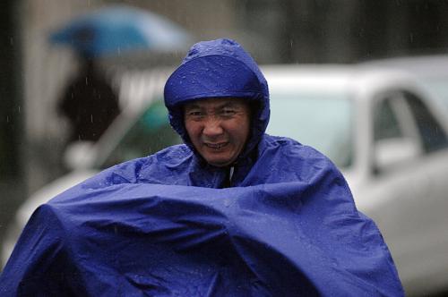 6月4日,杭州迎來大范圍降水天氣,行人冒雨騎行。新華社記者 黃宗治 攝