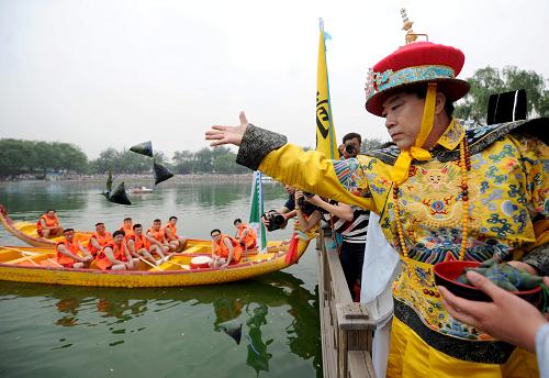 6月6日,祭祀人員向龍?zhí)逗型斗鹏兆?。新華社記者 羅曉光 攝