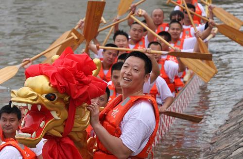6月6日,在松花江哈爾濱段江面舉行的賽龍舟活動上,一支參賽龍舟隊(duì)的隊(duì)員們慶祝勝利。傳統(tǒng)節(jié)日端午節(jié)到來之際,各地紛紛舉行賽龍舟等活動。據(jù)悉,賽龍舟最初起源于戰(zhàn)國時(shí)期,是端午節(jié)里少不了的傳統(tǒng)習(xí)俗。新華社發(fā)(王忠?guī)r 攝)
