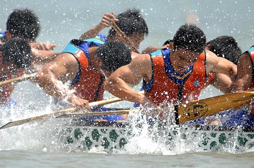 6月5日,以“龍騰濱海,歡樂東疆”為主題的第二屆天津港灣旅游文化節(jié)開幕式暨第四屆中國大學(xué)生龍舟錦標(biāo)賽在天津東疆海灘舉行,一支參賽龍舟代表隊(duì)的選手奮力劃槳爭先。新華社發(fā)(張穎 攝)