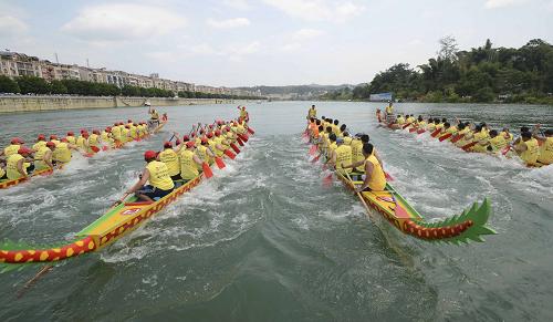 6月5日,“2011年百色右江端午龍舟文化節(jié)”活動之一的龍舟大賽在廣西百色市右江區(qū)拉開帷幕,參賽隊(duì)伍在江面上劃槳競渡。新華社發(fā)(韋萬忠 攝)
