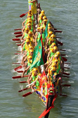 6月6日,廣東汕頭龍湖區(qū)新溪鎮(zhèn)端午節(jié)龍舟賽在韓江支流新津河上舉行,一支參賽龍舟隊(duì)的隊(duì)員們奮力劃槳爭先。新華社發(fā)(姚軍 攝)