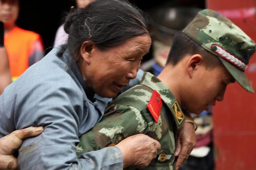 6月6日,在受災嚴重的望謨縣,武警官兵在轉移受災群眾。新華社發(fā)(趙建良 攝)
