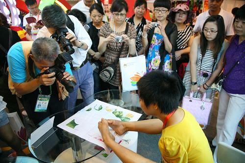 6月11日,在南京舉行的全國殘疾人就業(yè)及技能培訓(xùn)成果展會(huì)上,一名殘疾人展示用腳穿針引線絕活。 當(dāng)日,全國殘疾人就業(yè)及技能培訓(xùn)成果展暨首屆全國殘疾人展能節(jié),在江蘇南京國際博覽中心舉行。展會(huì)通過文字圖片、實(shí)物展示、現(xiàn)場演示和歌舞表演等形式,向參觀者展示了全國殘疾人就業(yè)和培訓(xùn)成果、殘疾人的技能和才藝等。新華社發(fā)(王新 攝)