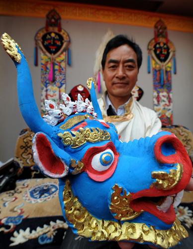 6月11日,藝人在展示藏戲中使用的面具。 當(dāng)日是我國(guó)第六個(gè)“文化遺產(chǎn)日”,拉薩市在“文化遺產(chǎn)日”的宣傳活動(dòng)中對(duì)藏族邦典、藏香、唐卡等非遺技藝類項(xiàng)目進(jìn)行制作展示,同時(shí)進(jìn)行藏戲、昌都鍋莊、拉薩朗瑪、山南扎朗果諧等眾多入選國(guó)家級(jí)和自治區(qū)級(jí)的非物質(zhì)文化遺產(chǎn)代表作的專場(chǎng)演出。新華社記者 覺(jué)果 攝