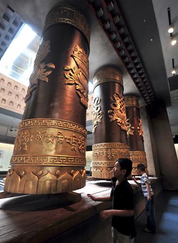 6月11日,兩名小朋友在甘肅省博物館佛教文化展廳內(nèi)參觀。 當(dāng)日是我國(guó)第六個(gè)“文化遺產(chǎn)日”,甘肅省博物館對(duì)其文化遺產(chǎn)保護(hù)管理、文物科研等內(nèi)容進(jìn)行宣傳展示,吸引大批市民進(jìn)館參觀。新華社記者 高健鈞 攝